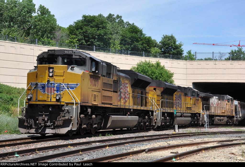 Manifest eases west past Western Ave yard